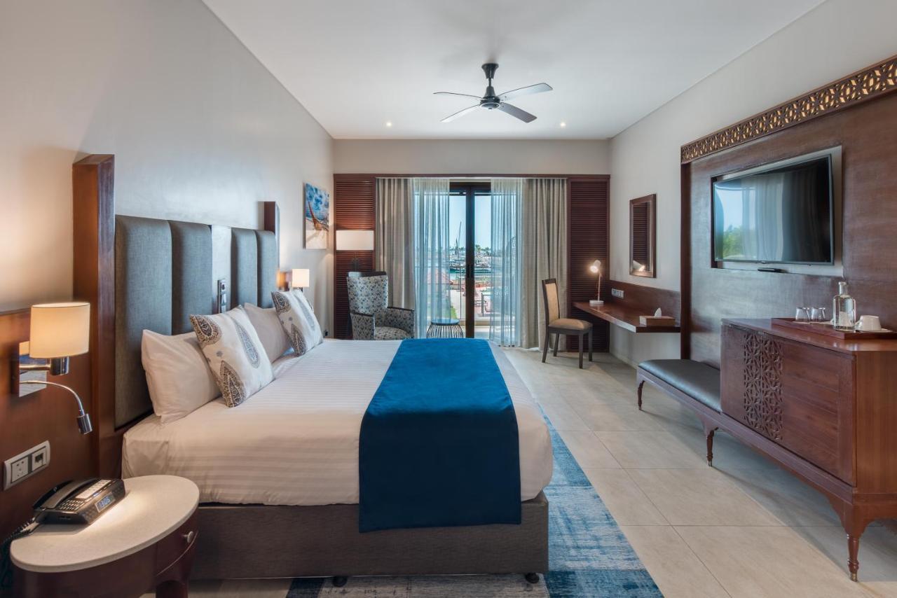 Executive Zimmer mit Kingsize-Bett und Meerblick